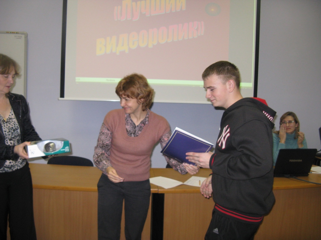 Директор Центра Лилия Алексеевна Зорькина вручает Сергею грамоту и подарки